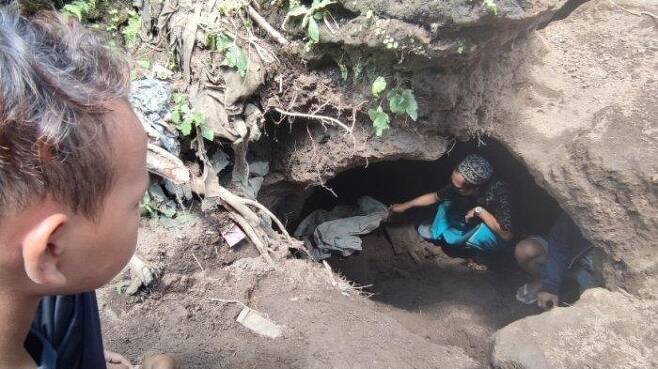 인도네시아 동부 자바 한 주민이 배수로를 파다가 유골과 유물이 묻힌 석굴 무덤을 찾아냈다. 사진=수르야 제공.