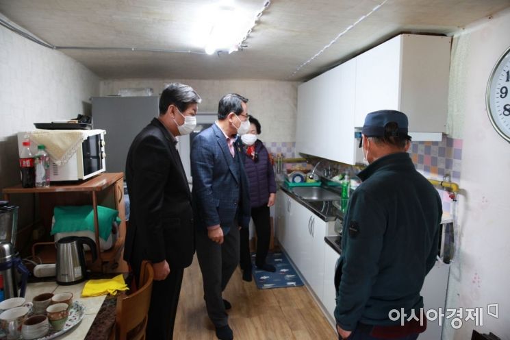 울진군, 저소득층에 '맞춤형 싱크대' 지원 … 올해 25가구 선정