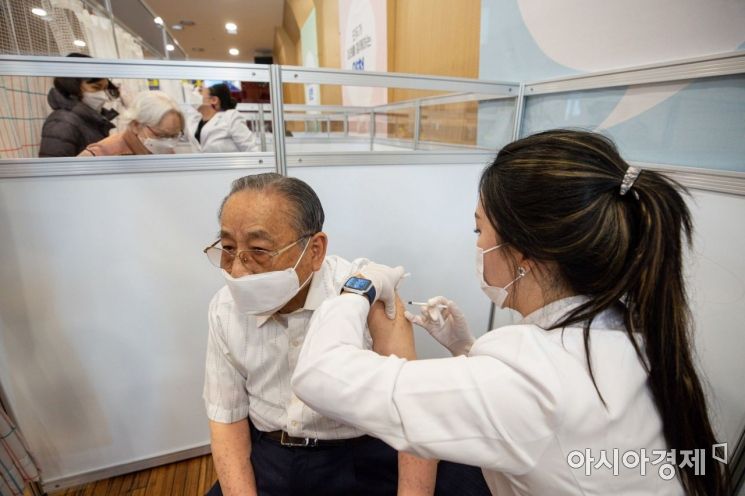 지난 15일 서울 양천구 해누리타운에 마련된 코로나19 예방접종센터를 찾은 만 75세 이상 어르신들이 백신접종을 하고 있다./강진형 기자aymsdream@