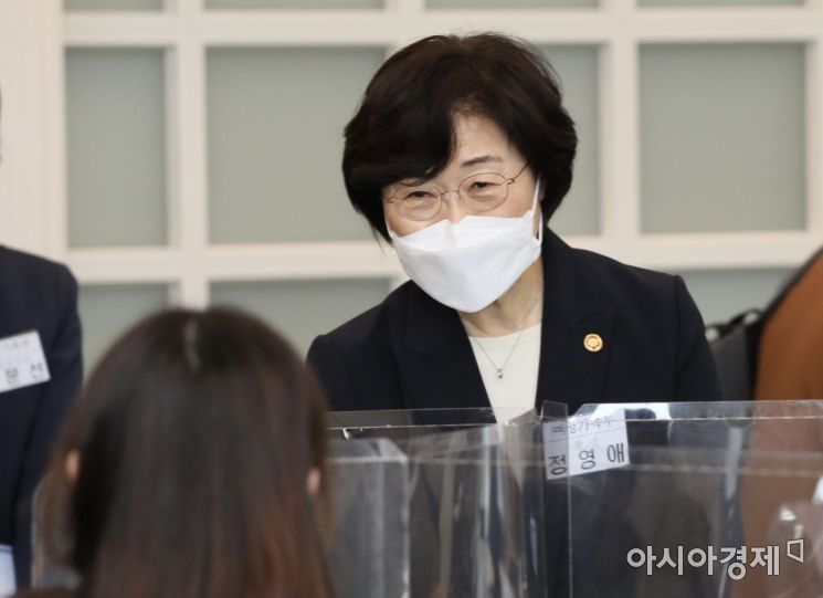 정영애 여가부 장관이 14일 서울 중구 프레스센터에서 열린 기자간담회에 참석해 인사하고 있다.