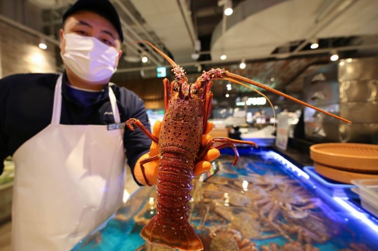 AK플라자, 분당점서 호주산 '크레이피쉬' 할인 판매