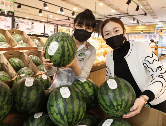 [포토] “더워지면 생각나는 수박 맛 보세요”