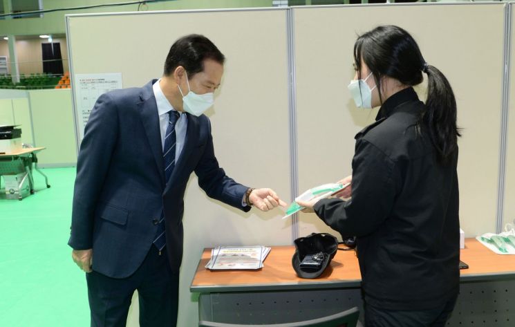구인모 거창군수 예방접종센터 방문 현장 관계자 격려
