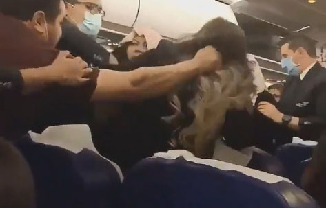 비행기 이륙 5시간 지연시킨 살벌한 여성 승객 난투극…"선반 때문에"