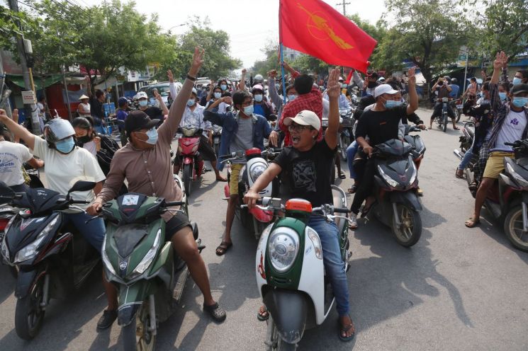 미얀마 반쿠데타 거리시위 지도자 중 한 명 군부에 체포돼