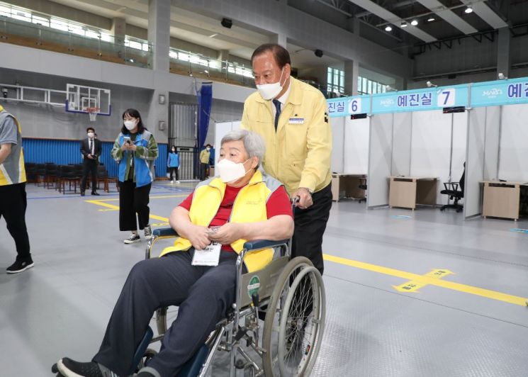 유동균 마포구청장 ‘예방접종센터’ 옆에 현장구청장실 운영한 까닭?