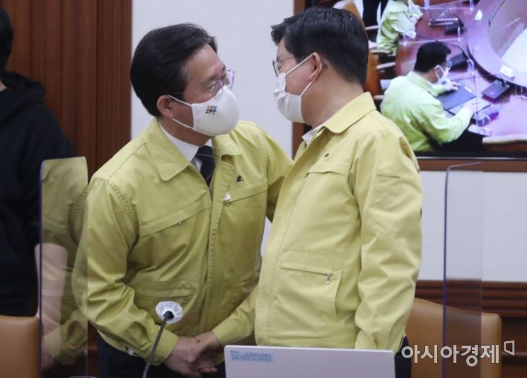 [포토] 인사하는 성윤모-전해철