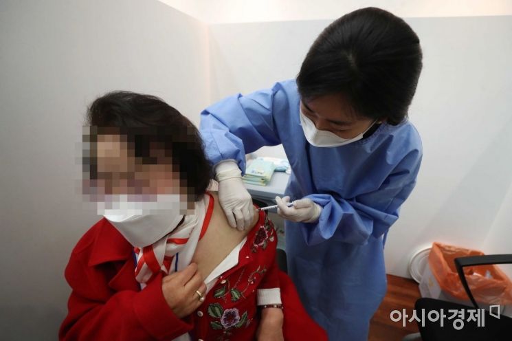 코로나19 확산세가 이어지고 있는 16일 서울 용산구 용산아트홀에 마련된 백신 예방접종센터에서 만 75세 이상 어르신들이 화이자 백신을 맞고 있다. /문호남 기자 munonam@