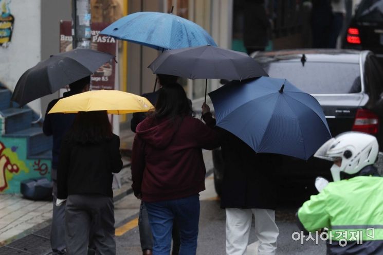 [포토]우산 쓴 시민들 