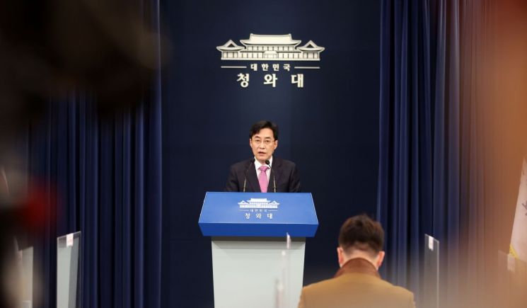 떠나는 강민석 靑 대변인 "저의 오디세이를 마치고 돌아간다"