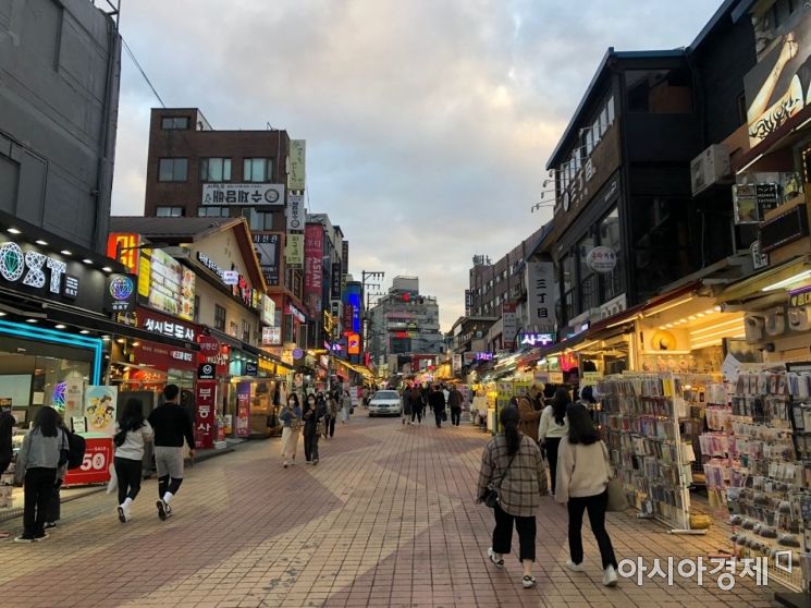 자영업자들이 많이 몰려있는 서울 마포구 홍익대 거리. 사진=김소영 기자 sozero815@asiae.co.kr