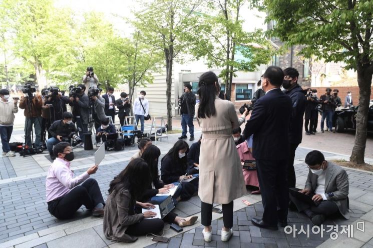 [포토]취재진 앞에 선 김부겸 총리 후보자 