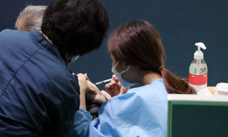 지난 15일 광주 북구 예방접종센터에서 75세 이상 노인들이 백신 접종을 받고 있다. [이미지출처=연합뉴스]