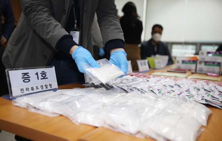 전북경찰청 마약수사대가 마약을 비타민으로 위장해 밀반입한 뒤 국내에 유통한 태국인 7명을 구속했다. 사진은 경찰이 이들에게서 압수한 필로폰 4.88㎏과 야바 7천600정. [이미지출처=연합뉴스]