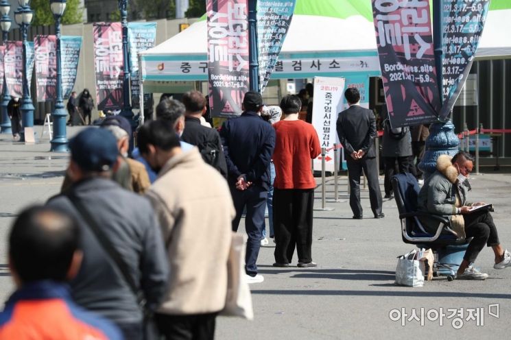 18일 서울역 광장에 마련된 코로나19 임시 선별검사소에서 시민들이 검사를 받기 위해 줄을 서고 있다. /문호남 기자 munonam@