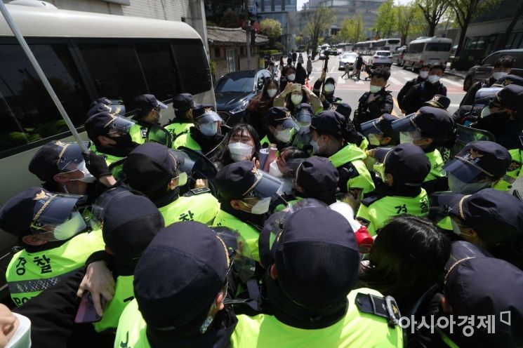 [포토]일 대사관 앞 경찰과 대학생 농성단 충돌 