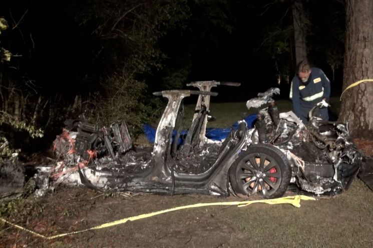 테슬라 차량이 나무와 충돌한 후 화재가 발생해 뼈대만 앙상하게 남았다. 이 차량 운전석에 아무도 탑승하지 않고 있던 것으로 조사됐다.