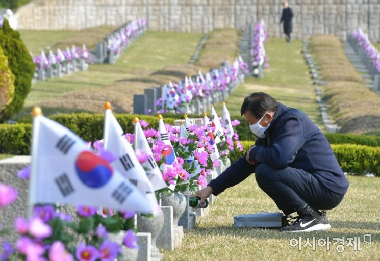 제61주년 4.19 혁명을 맞은 2021년 19일 서울 강북구 국립 4.19민주묘지를 찾은 한 시민이 민주묘역에서 참배하고 있다./윤동주 기자 doso7@