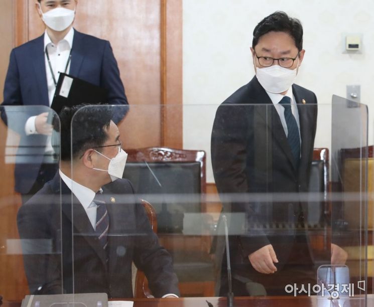 [포토] 김창룡 경찰청장과 인사하는 박범계 법무장관