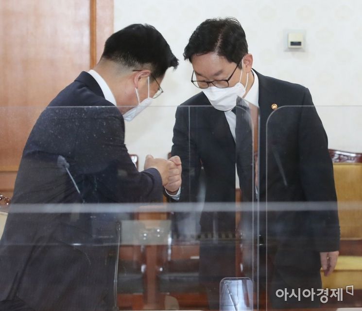 [포토] 인사 나누는 박범계 장관과 김창룡 청장