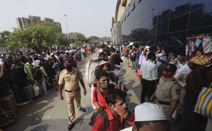 인도에서 시민들이 기차 탑승을 위해 마스크를 쓰고 줄을 서서 기다리는 모습 [이미지출처=AP연합뉴스]