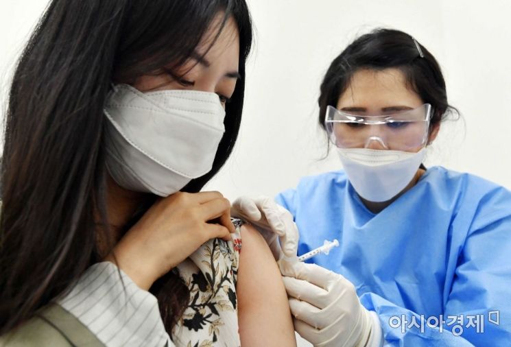 19일 서울 강서구 부민병원에서 항공업계 승무원이 아스트라제네카 백신을 접종하고 있다. /강진형 기자aymsdream@