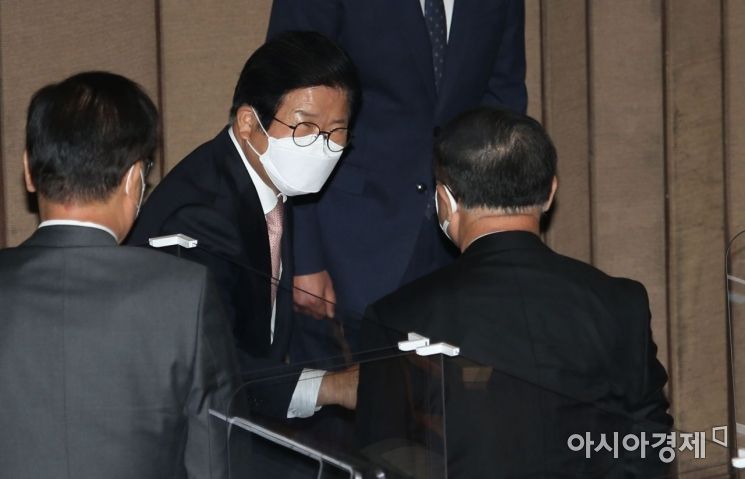 [포토] 인사 나누는 박병석·홍남기