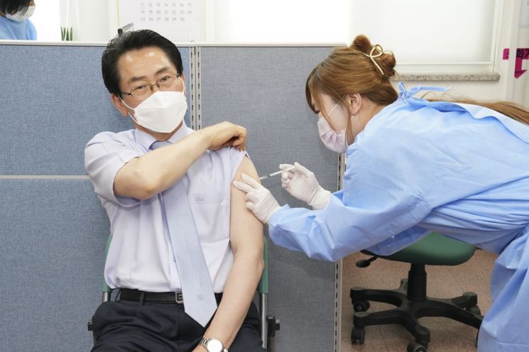 19일 아스트라제네카 백신을 접종 받는 김영종 종로구청장