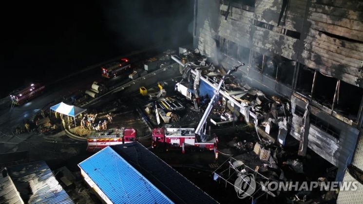 지난해 4월 다수의 사상자가 발생한 경기도 이천시 모가면의 한 물류창고 공사장 화재 현장에서 소방관들이 분주하게 인명 수색 및 현장 정리를 하고 있다. [이미지출처=연합뉴스]