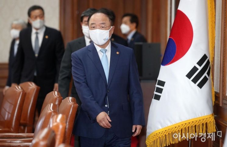 [포토] 국무회의 참석하는 홍남기 