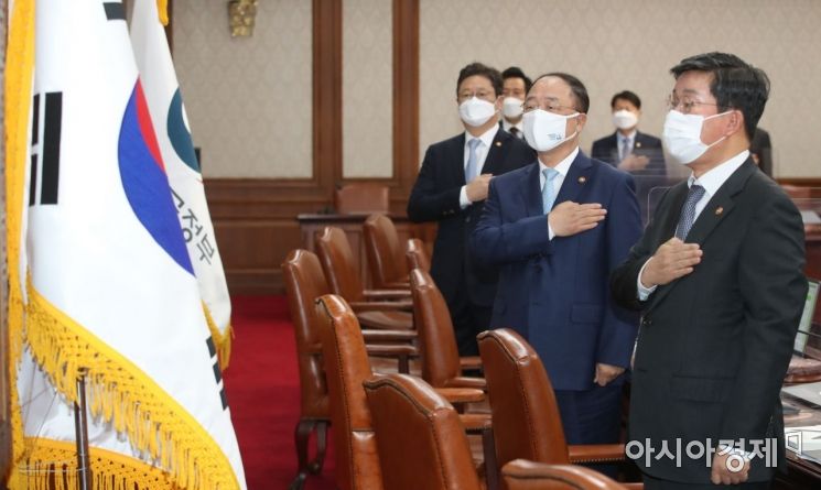 [포토] 국기에 경례하는 홍남기 총리 직무대행