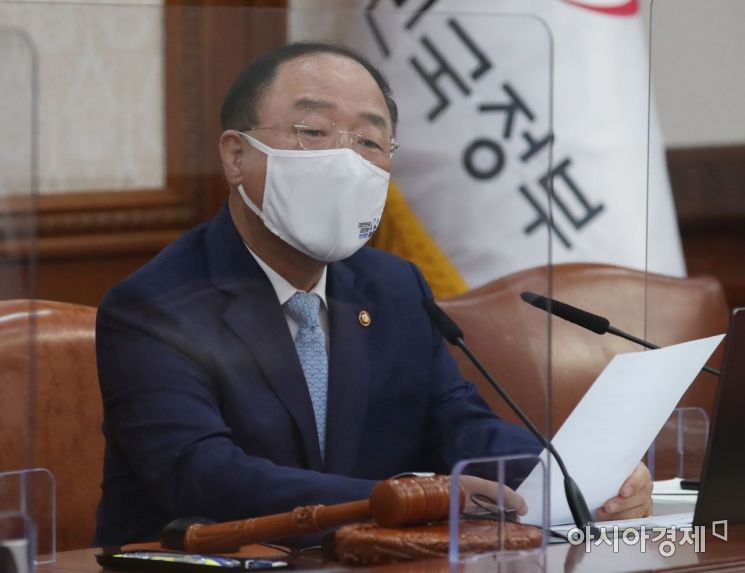 [포토] 홍남기 총리 직무대행, 첫 국무회의 주재