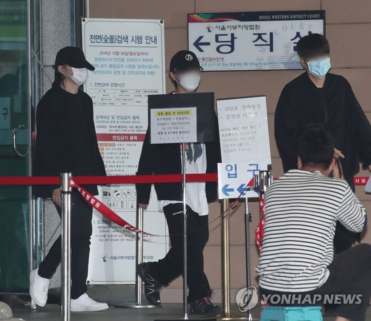 '음주운전ㆍ운전자 바꿔치기' 혐의로 재판에 넘겨진 래퍼 장용준(왼쪽 첫 번째)이 지난해 6월2일 오전 서울 마포구 서부지법에서 열린 선고 공판을 마치며 법정을 떠나고 있다. 장용준은 1심에서 집행유예를 선고받았다. / 사진=연합뉴스