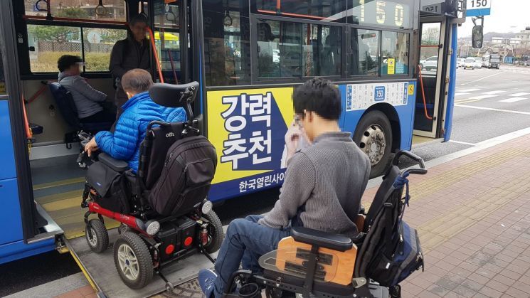 [단독]“장애인은 대중교통 못타나요” 저상버스 도입률 59.8%..5대 중 2대 그냥 보냅니다