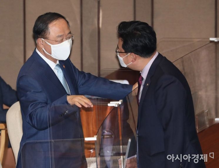 [포토] 이야기 나누는 홍남기 부총리·김성원 의원