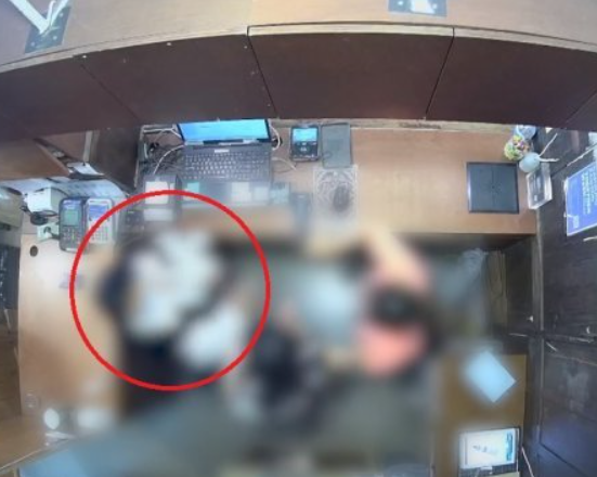 주한 벨기에대사 부인(왼쪽)이 지난 4월 서울 용산구의 한 옷가게에서 직원을 폭행하는 모습. CCTV 영상 캡처