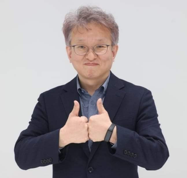 중소벤처기업부는 두 엄지척을 맞대면서 인증하는 '제2벤처붐 챌린지'가 소셜미디어를 중심으로 화제가 되고 있다고 20일 밝혔다. 사진은 제2벤처붐 챌린지에 참여한 권칠승 중기부 장관. 사진 = 중소벤처기업부 제공