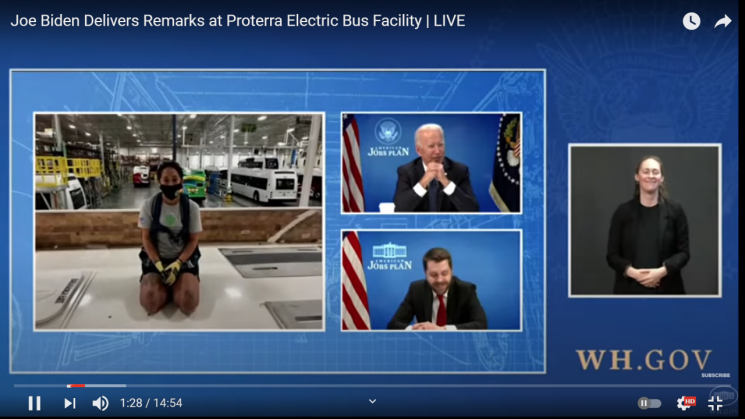 조 바이든 미국 대통령이 20일 화상으로 전기버스 회사를 견학하고 있다.