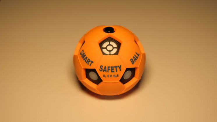 포스코, 세계 최초 '스마트 세이프티 볼' 개발…밀폐공간 안전사고 예방