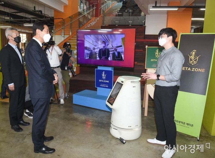 [포토] 로봇 디지털방역존 체험하는 오세훈 서울시장