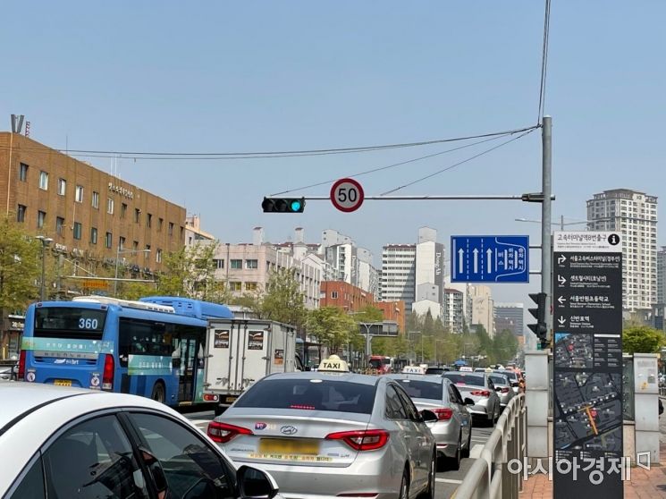 20일 서울 서초구 고속버스터미널 앞에 시속 50km 이하 주행을 알리는 속도 제한 표지판이 설치돼 있다. 사진=김초영 기자 choyoung@asiae.co.kr
