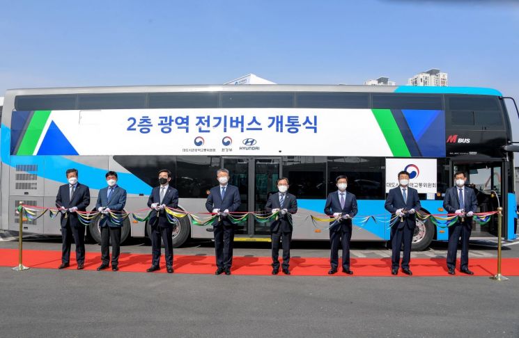 국내 첫 '2층 전기버스' 광역 노선 달린다…현대차 1호차 전달