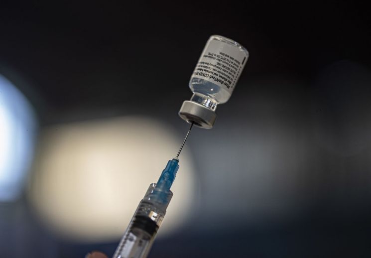 코로나19 백신을 준비하고 있는 의료진. 사진은 기사 중 특정 표현과 무관. [이미지출처=AP연합뉴스]