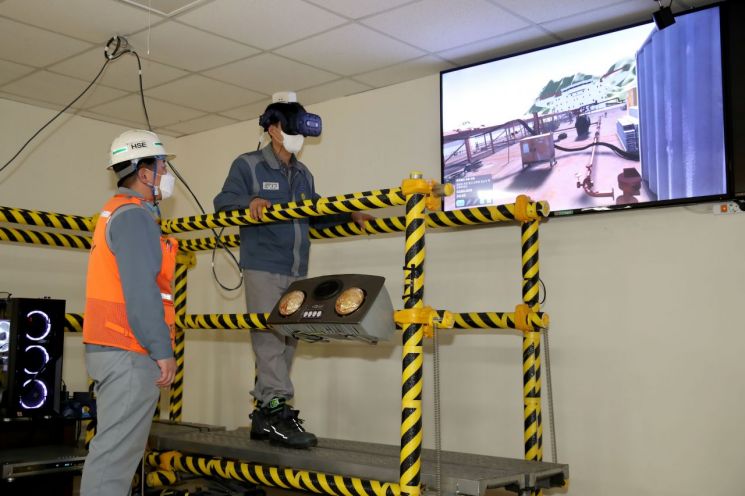 삼성중공업 직원이 VR장비를 활용해 안전체험을 진행하고 있다.<사진제공:삼성중공업>