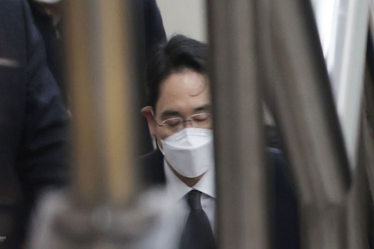 이재용, 수척해진 모습으로 법원 출석…삼성 '합병 의혹' 공판 재개