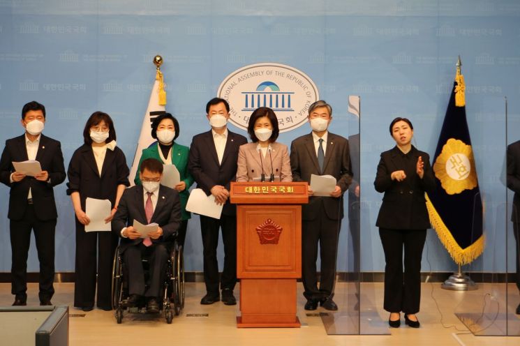 국민의힘 약자와의동행위원회 의원들이 22일 국회 소통관에서 기자회견을 하고 있다. (사진제공=김미애 의원실)