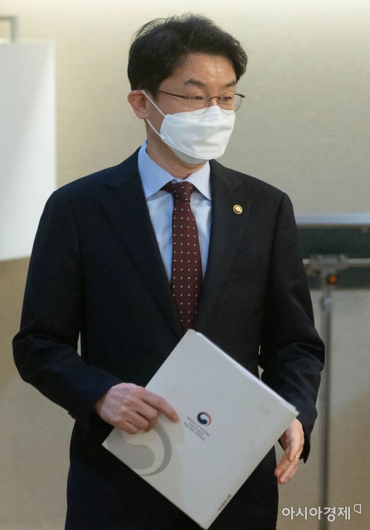 [포토] 혁신성장 전략점검회의 참석하는 이억원 차관