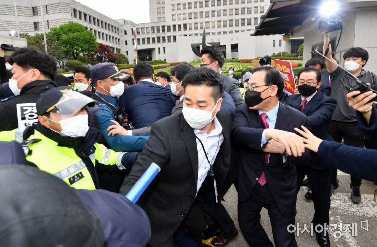 [포토] 경찰들과 몸싸움하는 주호영 대표대행