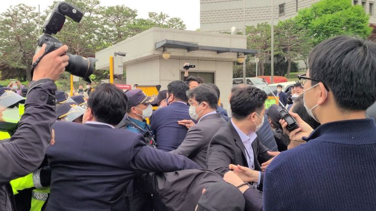 23일 오전 국민의힘의 '김명수 대법원장 사퇴 요구' 릴레이 시위가 열리고 있는 서울 서초구 대법원 앞에서 김명수 대법원장 차량을 막아서는 국민의힘 의원들과 경찰이 몸싸움을 벌이고 있다. /사진=박준이 기자