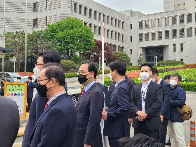 23일 오전 '김명수 대법원장 사퇴 요구' 릴레이 시위가 열리고 있는 서울 서초구 대법원 앞에서 주호영 당 대표 권한대행을 비롯한 국민의힘 의원들이 김명수 대법원장의 차량을 기다리고 있다.